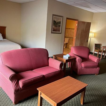 Days Inn & Suites By Wyndham Sutton Flatwoods Екстериор снимка