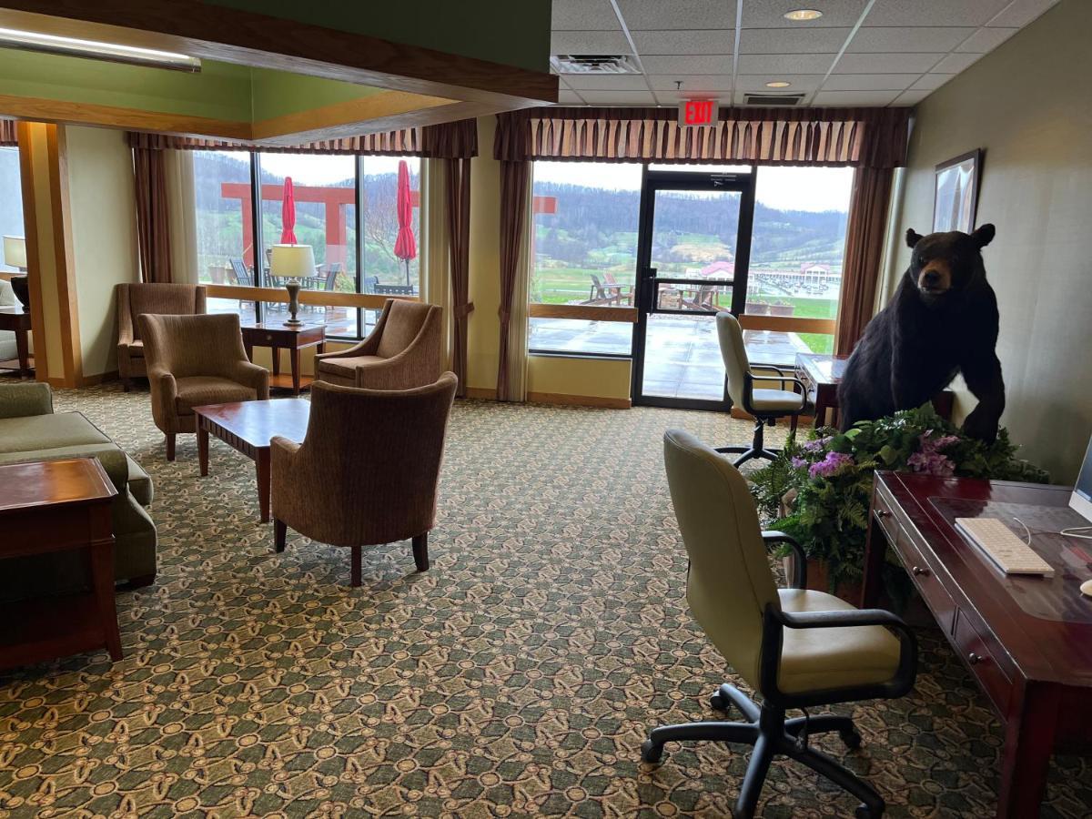 Days Inn & Suites By Wyndham Sutton Flatwoods Екстериор снимка