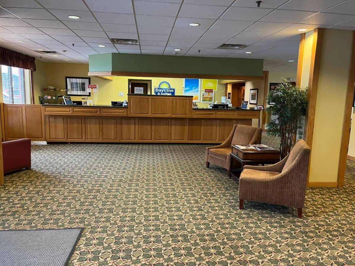 Days Inn & Suites By Wyndham Sutton Flatwoods Екстериор снимка