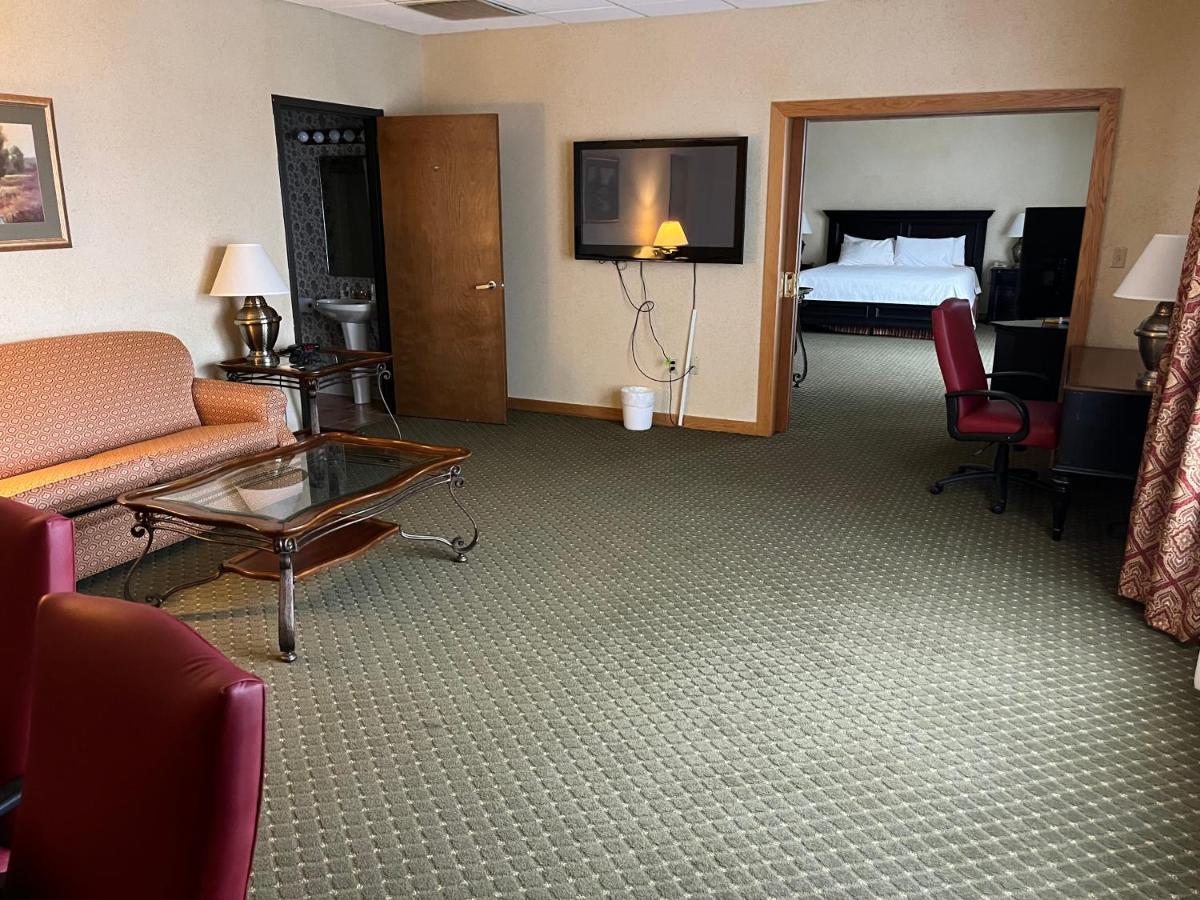 Days Inn & Suites By Wyndham Sutton Flatwoods Екстериор снимка