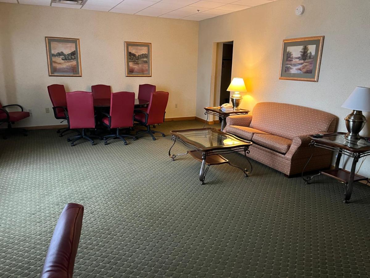 Days Inn & Suites By Wyndham Sutton Flatwoods Екстериор снимка