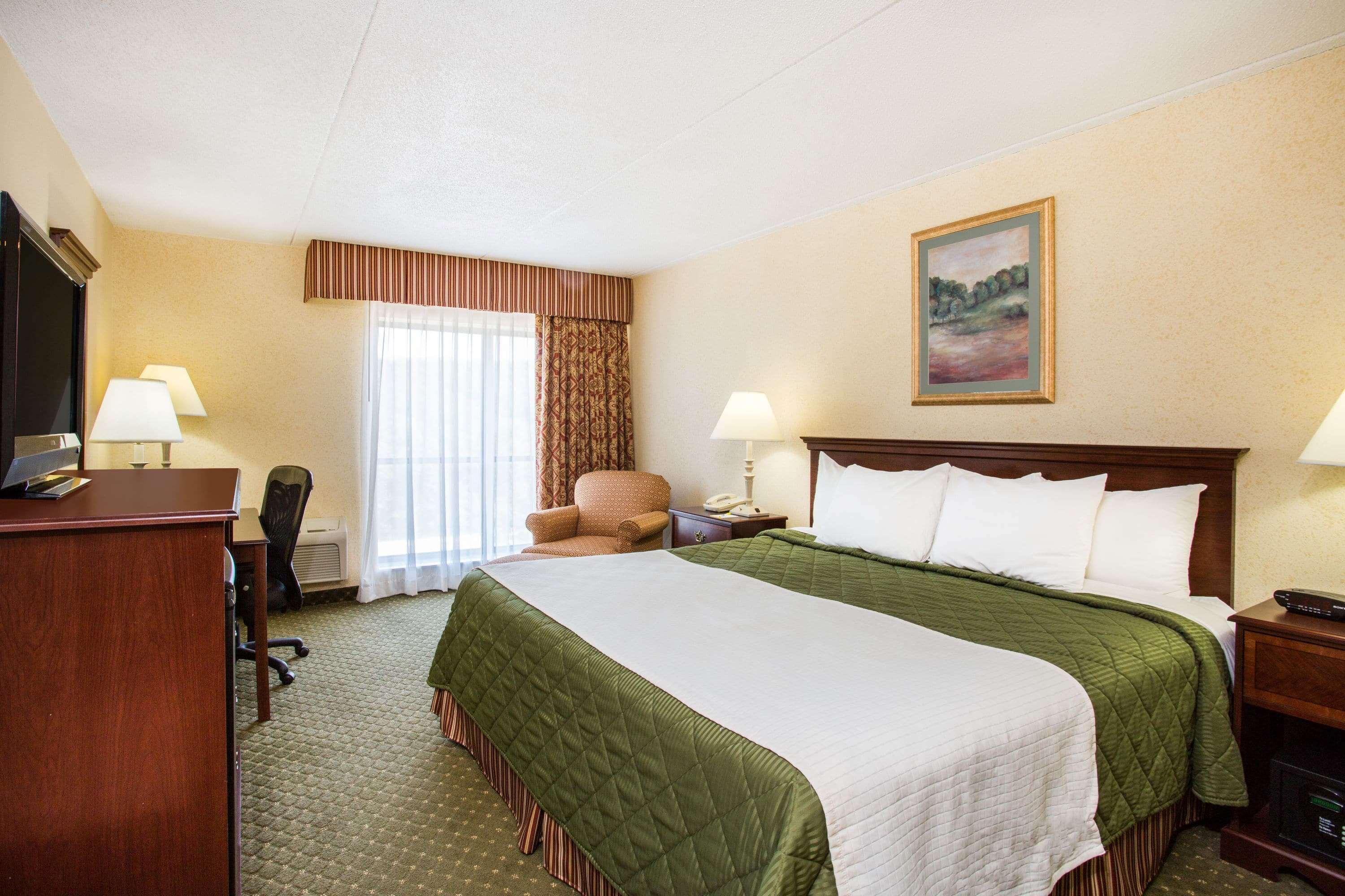 Days Inn & Suites By Wyndham Sutton Flatwoods Екстериор снимка