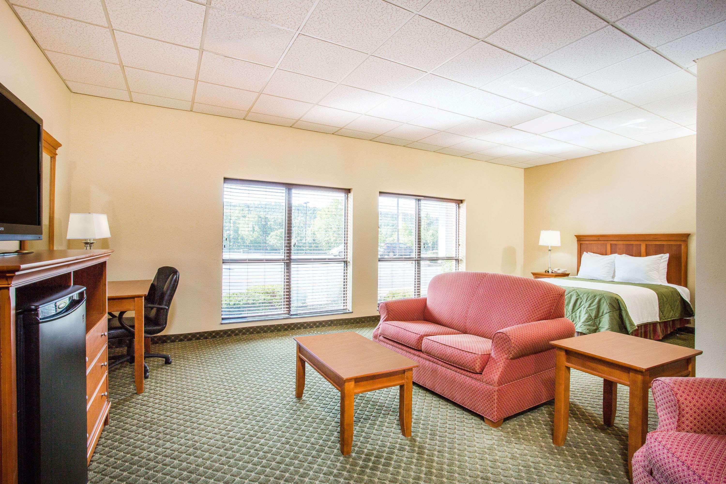 Days Inn & Suites By Wyndham Sutton Flatwoods Екстериор снимка
