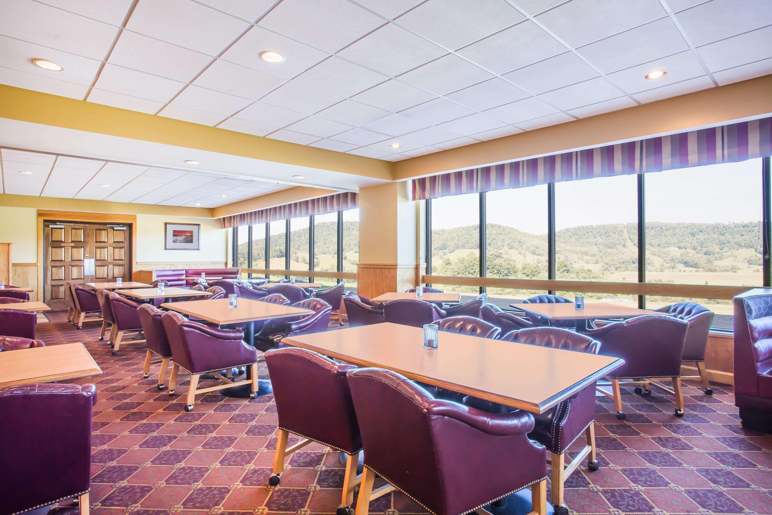 Days Inn & Suites By Wyndham Sutton Flatwoods Екстериор снимка