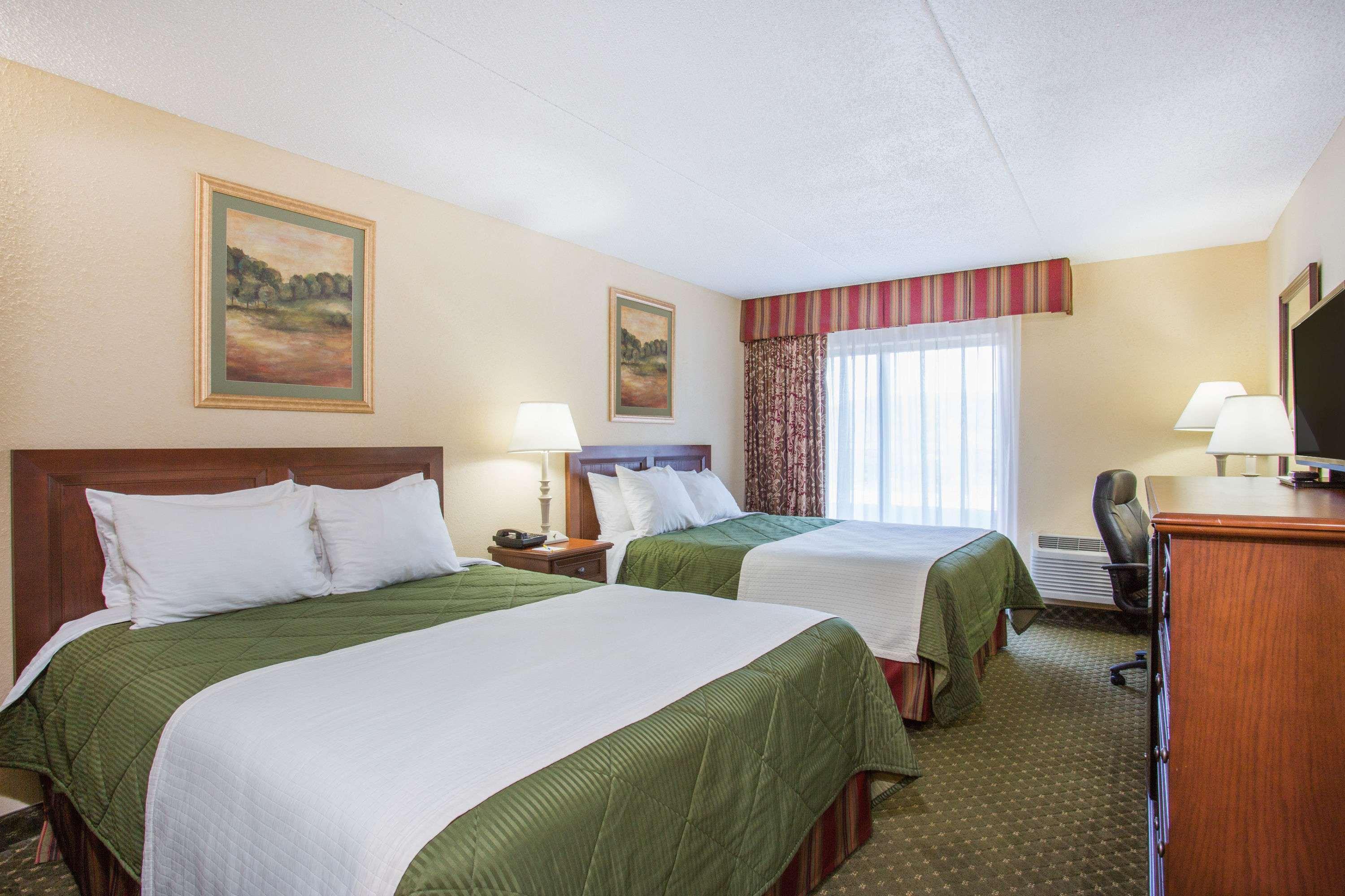 Days Inn & Suites By Wyndham Sutton Flatwoods Екстериор снимка