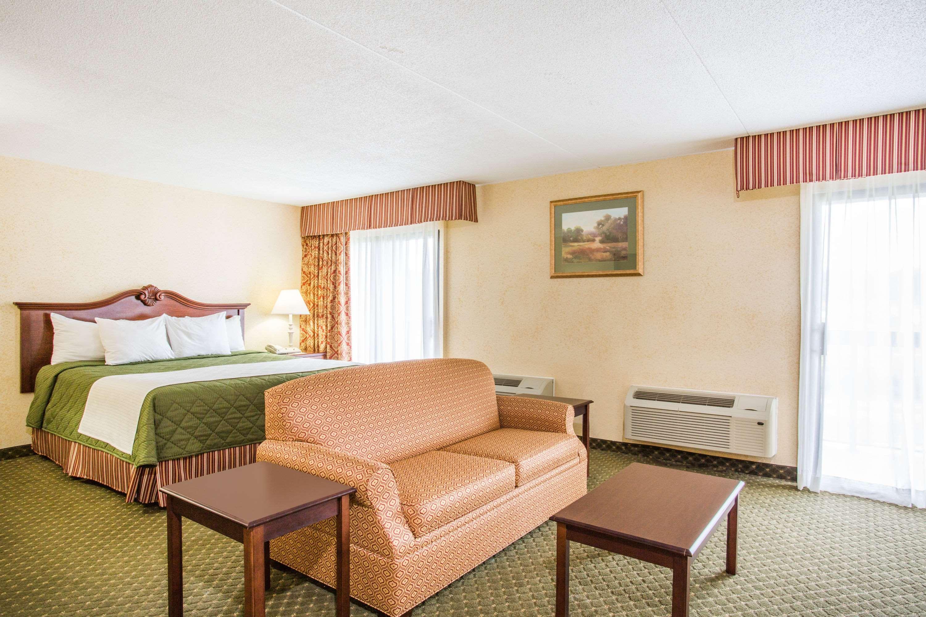 Days Inn & Suites By Wyndham Sutton Flatwoods Екстериор снимка